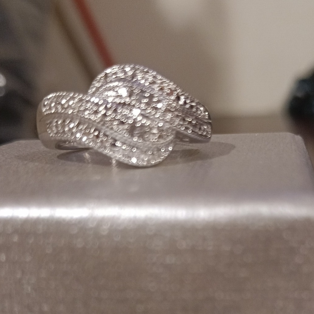 Stunning Silver Ring with Diamond accent